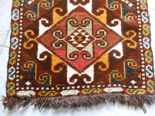 Uzbek napramach, first half 20th c.
81 x 54 cm, wool, 600 knots per dms.                   