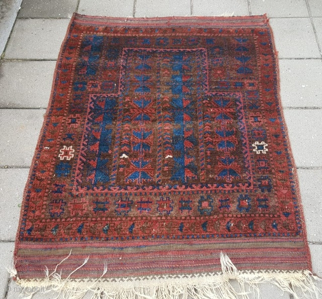 Beautiful beluch with great natural colors. excellent condition and high on wool.
Size: 101 x 135 cm                 