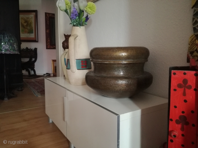 An antique copper bowl with 30 cm h and 40 cm w in used condition. Fantastic style.                