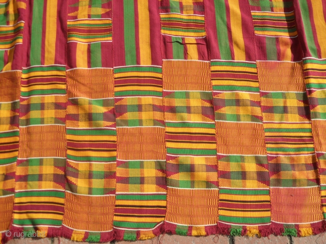 Kente textile sizeis 320 cm x 220 cm 
very good condition                      