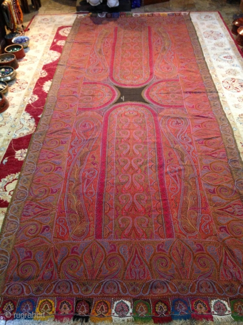 Exceptional Unique Indian Pieced Shawl IN GREAT CONDITION, Rare Purple color and very nice designe, signed shawl, very colourfull piece, size is about 3 meters long. Rare piece     