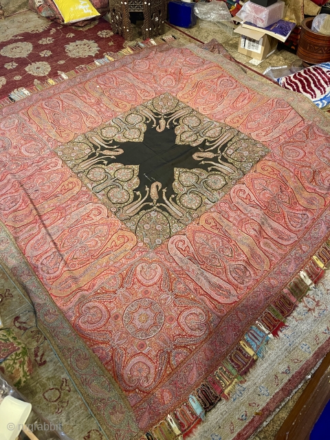 Exceptionnel Indian 19th century shawl, big square with very fine embroidery size is 2m/2m very rare as the square ones often are around 180/180         
