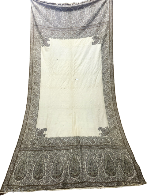 Beautiful end of 19th early 20th century French woven shawl in good condition.                    