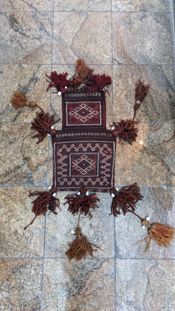 Baluch /Afghan SALT BAG late 19th/20th in hand-woven WOOL color red,white,black

نمکدان in persian)
/ Namakdân", or "tiyar" in Lori dialect)

Detailed information:
Size: 49cm long, 28cm wide

Pile: medium height wool 
Warp and weft: wool 
Interior:  ...