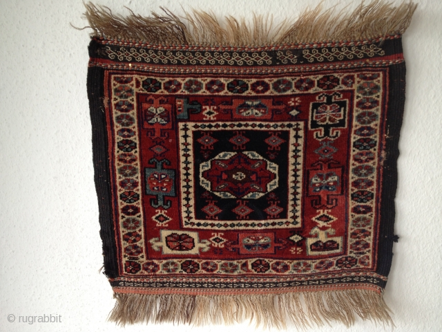 Waramin bagface - Antique - late 19h century 

*good wool and nice colours
*two very small repairs on the sides

Size: 55 x 45 cm
 

         