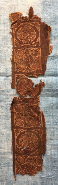 Coptic tapestry weave fragment from Egypt, ca.6th century.
I am not quite sure the iconography of this period, but it seems that it represent woman or goddess.
Some colours remain but not very clear  ...