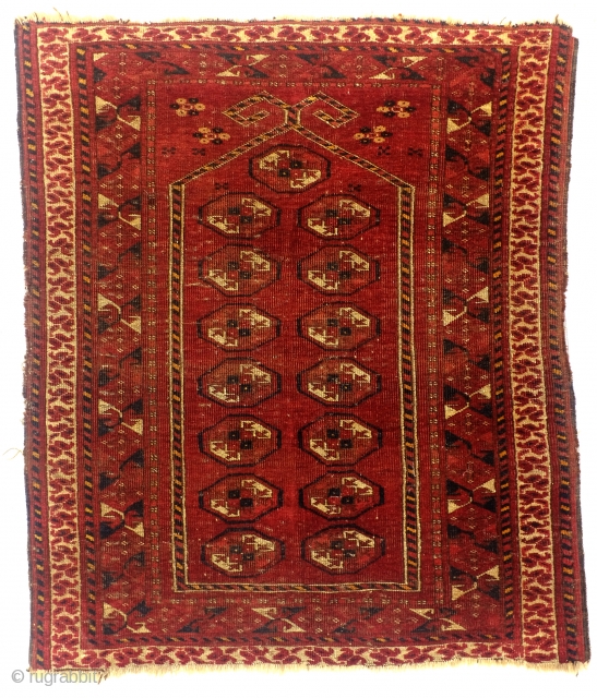 litle prayer rug for a child.
End 19th century. 
105 x 88 cm. 3.5 ft x 3 ft. 
Beshir, Abu Daria Area, Turkmenia. 
Wool on wool. 
Mihrab with ram's horn. 

   