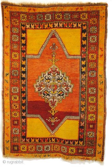 Prayer rug, Anatolia, rare yellow color, 100 - 120 years old. 
157 x 105 cm.                  