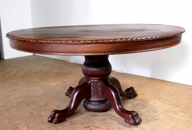 Large coulissen table. 
From Farley Hause ( USA) used in the Civil War by General John Sedgwick. 
With a richly decorated foot ending in four claw feet.
Bronze wheels under the legs.
The round  ...