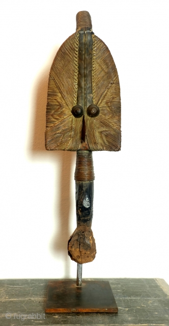 Kota Gabon,  mid 20th century. 
Guard at the tomb of a Chief.  
Copper over wood, this conserved the image.
hight: 56 Cm.-with stand: 65 Cm.       