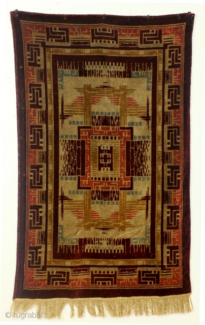Amsterdam School style Dutch Tapestry.  
ca 1917, belongs to expressionism and Art Deco. 
Machine made trijp. 
150 x 88 Cm.            