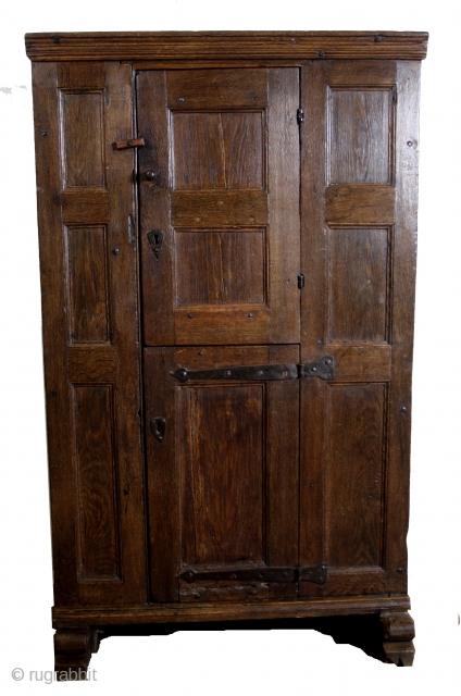 16th century, oak, high 155 cm. 5ft 2".
wide 93 Cm. 3ft 1". 
Secret compartment. 
Ask for details. 
Hard to say if Flamish, Dutch or German.        