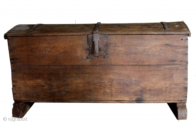 Gothic trunk, probably Dutch, around 1480 - 1550. 
Oak. In good condition. 
Original. 

Ask for details and transport costs. 
Easy to send. 

Long 150 cm. deep 60 cm. high 74 cm.  
