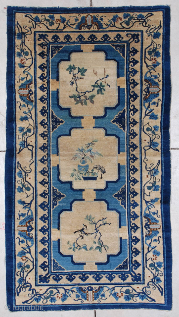 This circa 1900 Peking Chinese Oriental rug #7305 measures 3’2” x 5’8’. This is a very interesting motif.  I have never seen it before.  There are three 10 sided medallions,  ...