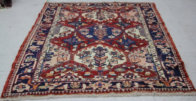 PERSIAN BAKHTIARI CARPET:

Dimensions- 5' 5" x 7' 6"
Market value $2200                       