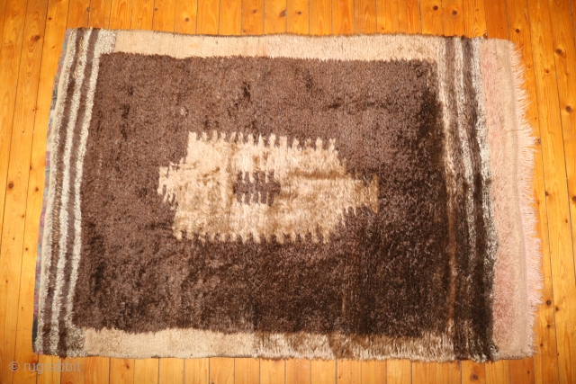 A very beautiful Tülü carpet around 1900, probably from Karapinar or Capadocia. The wool is undyed, completely natural. Size in cm 180x125cm 



Ein sehr schöner Tülü-Teppich um 1900, vermutlich aus Karapinar oder  ...