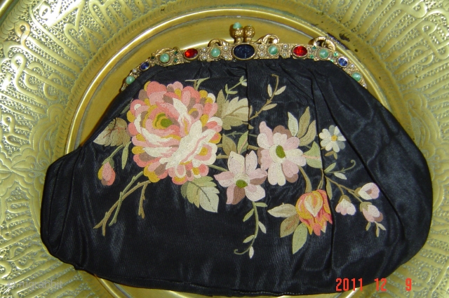 Antigue embroidered purse
23cmx17cm
pazyryk antigue
Amsterdam holland                            