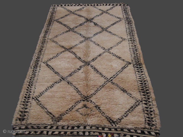 Berber rugs:

Beni Ouarain berber rug  

Middle-Atlas  

Morocco
 
Handmade knotted..Old piece  

100% wool  

350x200cm.

ATLAS KILIM BERBERE  

Berber rugs


www.atlaskilimberbere.com           