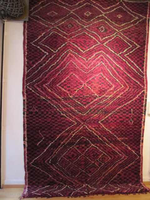 Talsint berber pile rug from Talsint..Eastern Morocco.
Rare old piece with unusual and strange design.
Dimnsion:410x210cm..Material: Wool and goat hair.

               