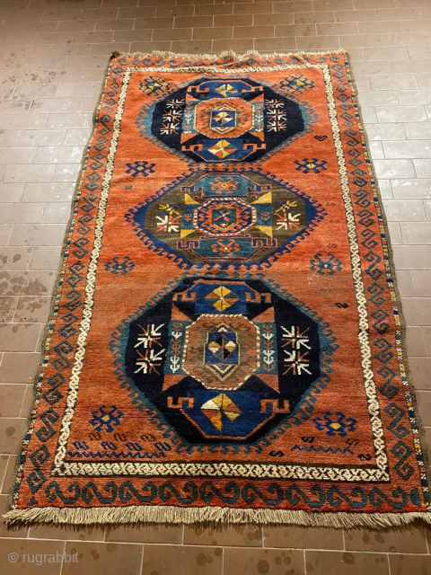 Caucasian rug
size 180 x 100 cm.
For more photos and information ask.
I live in Florence, Italy.                  