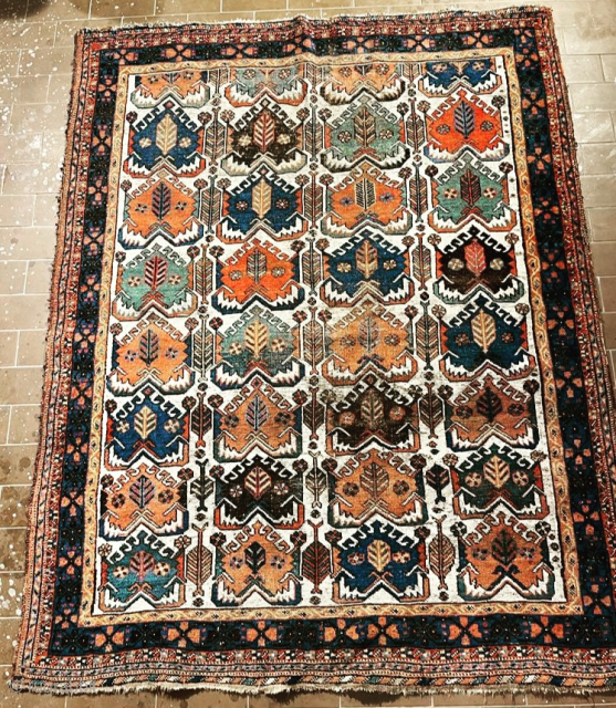 Afshar rug.
Size 140 x 182 cm.
For more photos and information ask. I live in Florence, Italy.                 