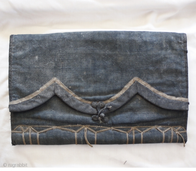 Chinese Qing Dynasty Woman's textile embroidery stencil storage case.
Not many of these have survived...
Indigo dyed, what is left of original frog tie, and 3 embroidery stencils.
Closed it measures roughly 12 inches   ...