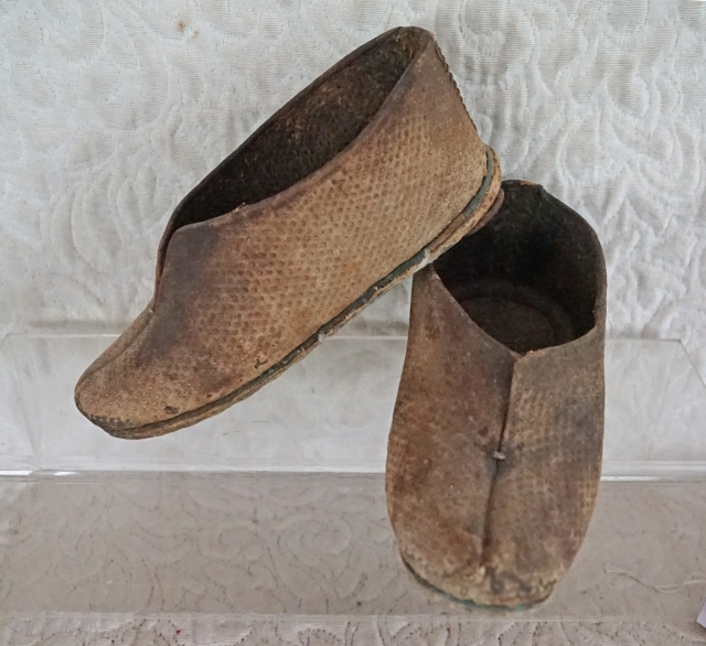 This old pair of boys well worn field shoes are from Southern China...They are stiff with age and exposure to water and mud...8 inches long

        