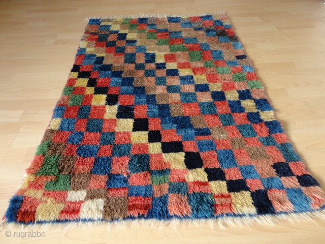 
  Superb  and  rare antique Persien Bachtiari  longpile  Gabbeh  rug  87 X 129 cm.

  Pile from  great  shiny wool , natural colors  ...