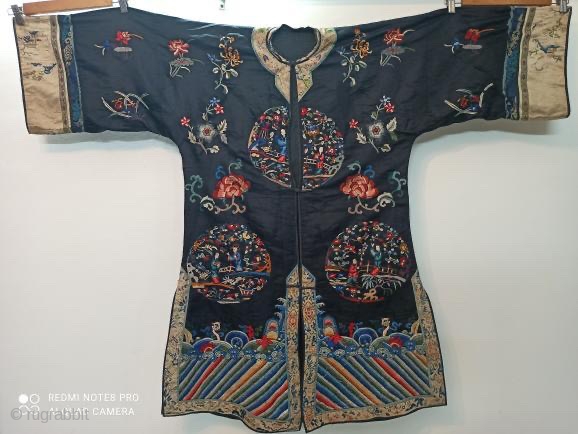 Ancienne robe de femme chinoise du XIXe siècle, broderies étonnamment réalisées avec de magnifiques figures et fleurs
Les deux manches ont des figures rares à la fin, l'état et les couleurs sont en  ...