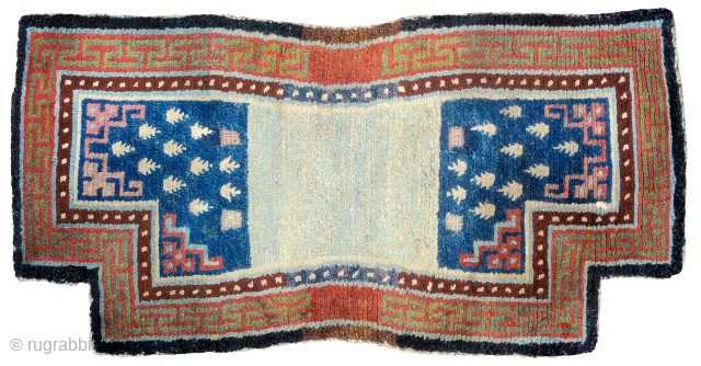 Tibetan Saddle carpet.
late 19th century
Ex-Robert Piccus collection

tmond@hotmail.com                          