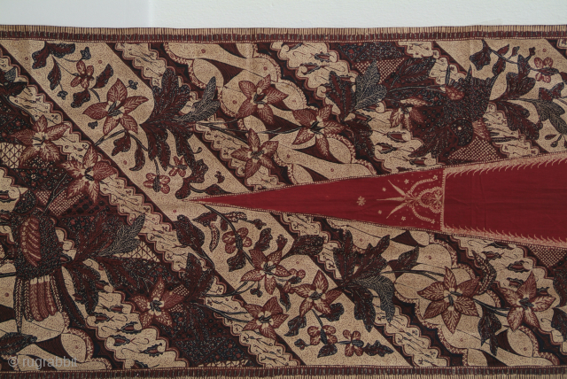 Breast cloth - kemben, Banyumas, Java, Indonesia. Material:Cotton, Technique:Batik Tulis. Size: 260x52. Circa, 1940.
A fine example of banyumas batik, decorated with diagonal floralistic pattern, birds at each end, red lozenge. Many more  ...