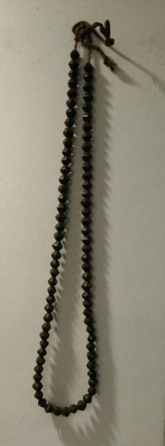 Kond Tribe Bronze Beads from Orissa, South-East India.
 
 Very Old and Very Good Patina.

 Wax Casting Beads.

 10 mm Size of Beads and 81 Beads of Necklace.     