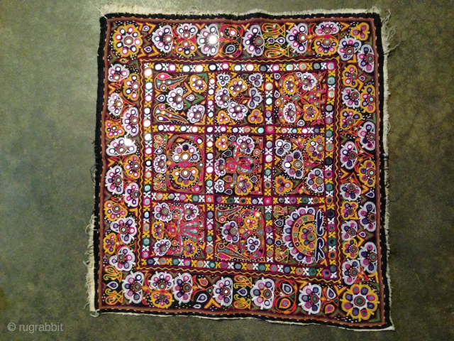 RABARI HAND EMBROIDERY 

 FROM GUJARAT


 ORIGINAL PIECE 

 SIZE: 64 X 64 CMS

 CONDITION VERY GOOD AND OLD.              