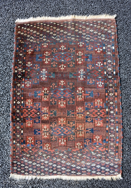 Small Yomut end 19th century, size is 107 x 75 cm                      