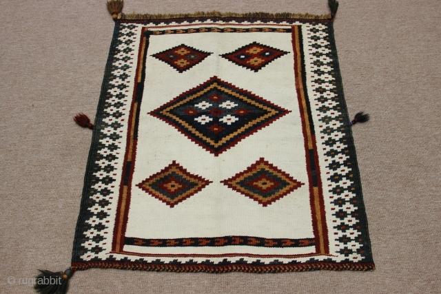 Old Bahtiar sofreh.good condition.wool and cotton.0,96x0,83cm
3.1x2.7 feet                          