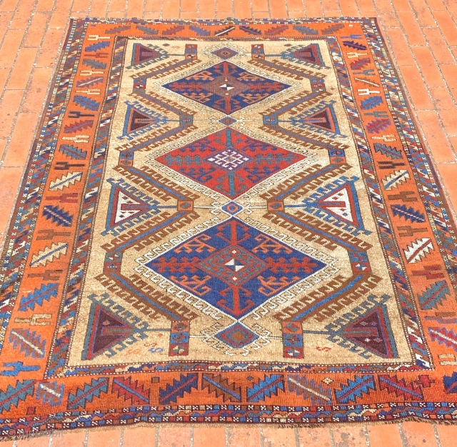 east anatolian center bottom all camel wool
dragon design excellent condition 1,94 x 1,30 1800 circa                  