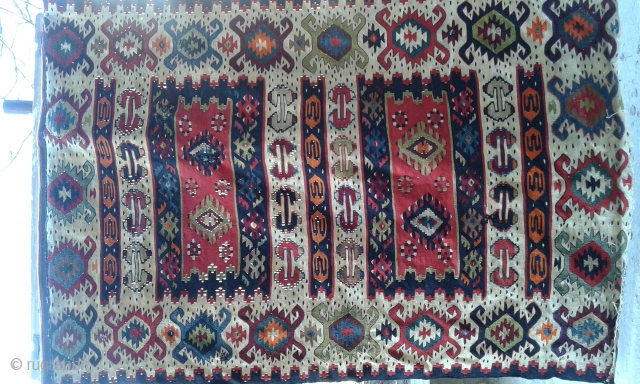 Antique early 20th century Pirot Sarkoy kilim.
Restauration needed.
150 x 100 cm                      