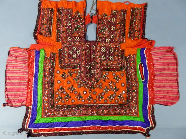 Indian Kutch Or Gujarat silk and embroidered blouse early 20 c. Pecfect condition.
More information on http://villa-rosemaine.com/bourse/pieces/blouse-kutch-sindh-ou-gujarat-indes-d%C3%A9but-20e                 