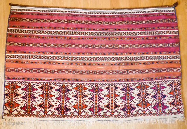 Antique Tekke Ak-Tshuwal. Size: 76 x 117 cm. Very fine knotting.                      