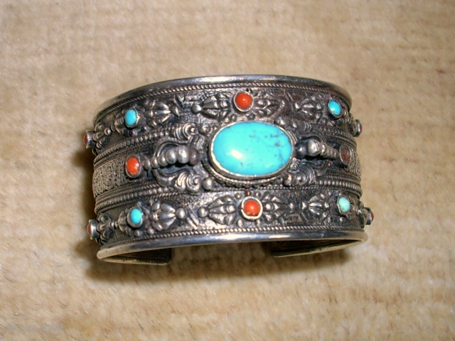 Old silver Tibet beautiful armlet. Size: 6 x 3,5 cm. Original.                      