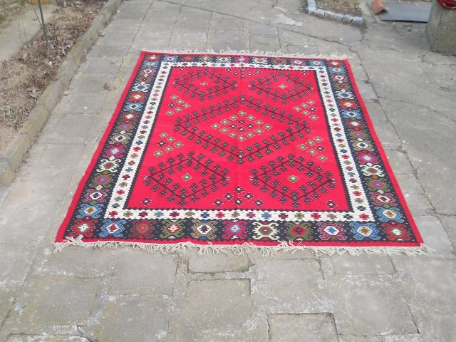 Old Sarkoy Pirot kilim, 70-80 years old, in excellent condition.
Measuring about 2.7 k2m.

                    