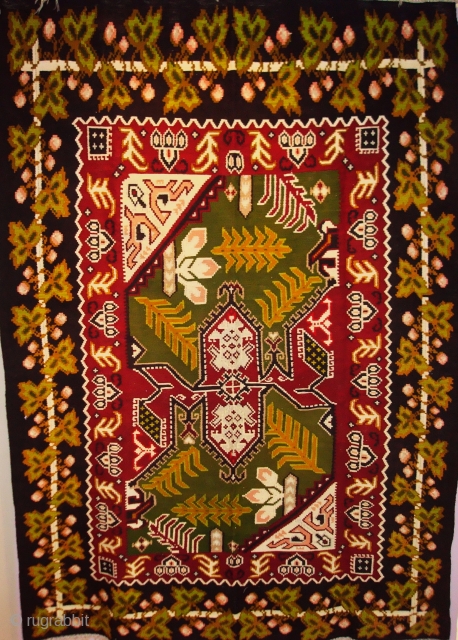 Antique Pirot Sarkoy kilim pattern:Tislajfer sa bordurom jagode.
Age: very begining of 20th century...                    