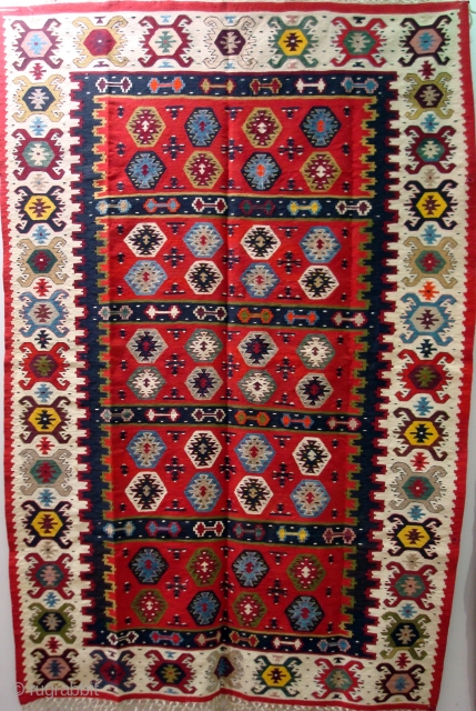 Antique Pirot Sarkoy kilim named Bombe na table. 
Age: end of 19th century.
Dimensions: about 200x150. Very rear ornament...               