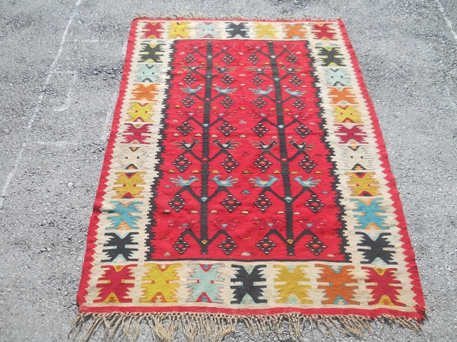 Sarkoy Pirot kilim, about a hundred years old, measuring about 110x170cm.
                      