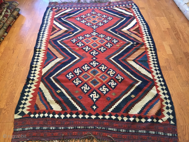 A striking Qashqai Kashkouli bridal kilim original ends ( small stain).
Size :4'9'' x 7'4''                   