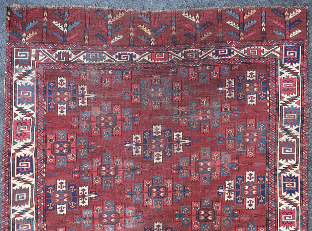 Older and better than most Yomud main carpet (317 cm. x 167 cm.)
Pictures speak louder than words imho.
Outstanding piece, saturated colors and tall güls.
Spacious and fluid drawing in a rare non-diagonal disposition,  ...