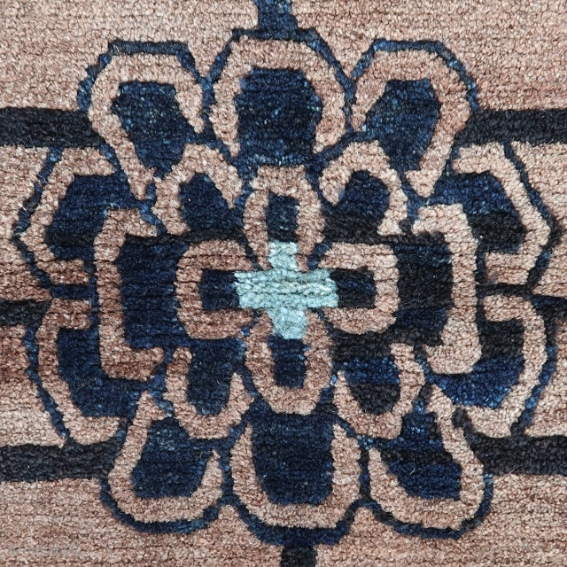 Tibetan small rug (81cm x 62cm), full pile, extremely well balanced naturalistic drawing of a lotus flower. 
More or less subtles abrashes in the dark and brown parts, no repair, still wearing  ...