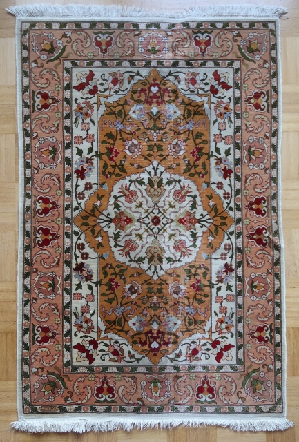 Nice little silk Hereke from the 80's (98 cm. x 65 cm.)
An harmonious piece, with beautiful colors and a delicate drawing.
Overall good condition for its age, some localised wear, head and bottom  ...