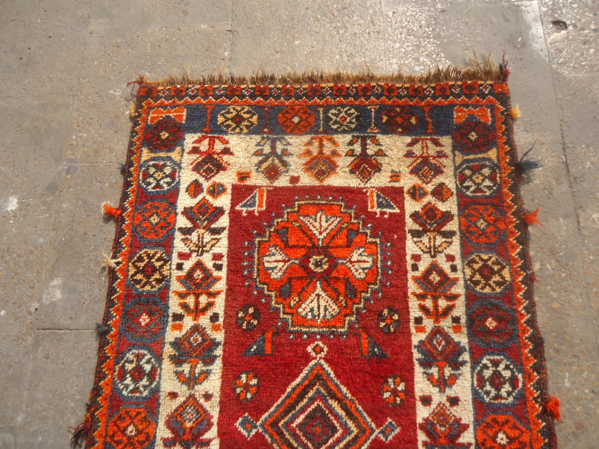 Qashqai or Shiraz rug with shiny wool,good design and excellent