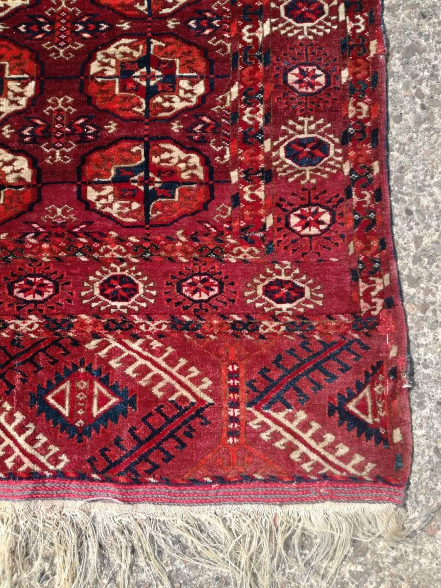 An antique Tekke rug with 140/115 cm. Good shape with some demages
